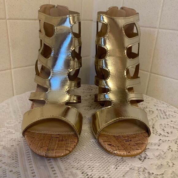 YOKI Brand Gold Gladiator Open Toe Back Zip Chunky Heel Sandals New in box - Picture 3 of 5